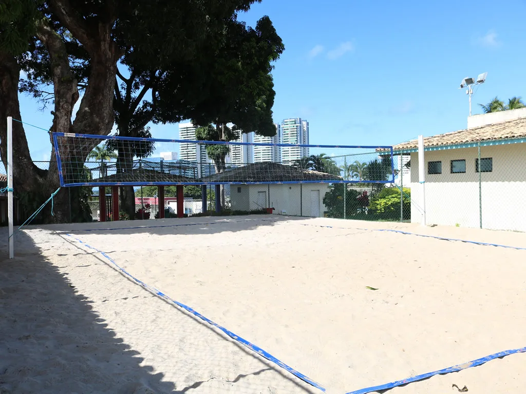 Área externa e quadras poliesportivas