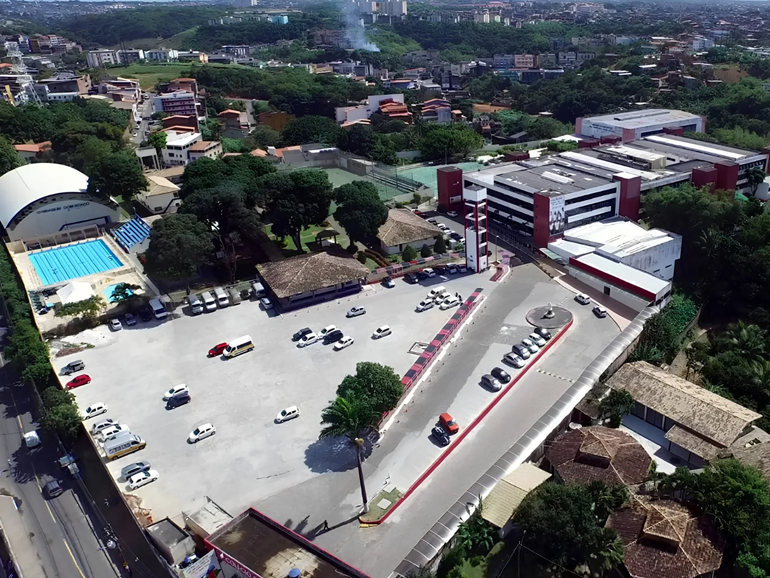 Vista aérea das quadras esportivas e complexo aquático Salesiano Dom Bosco